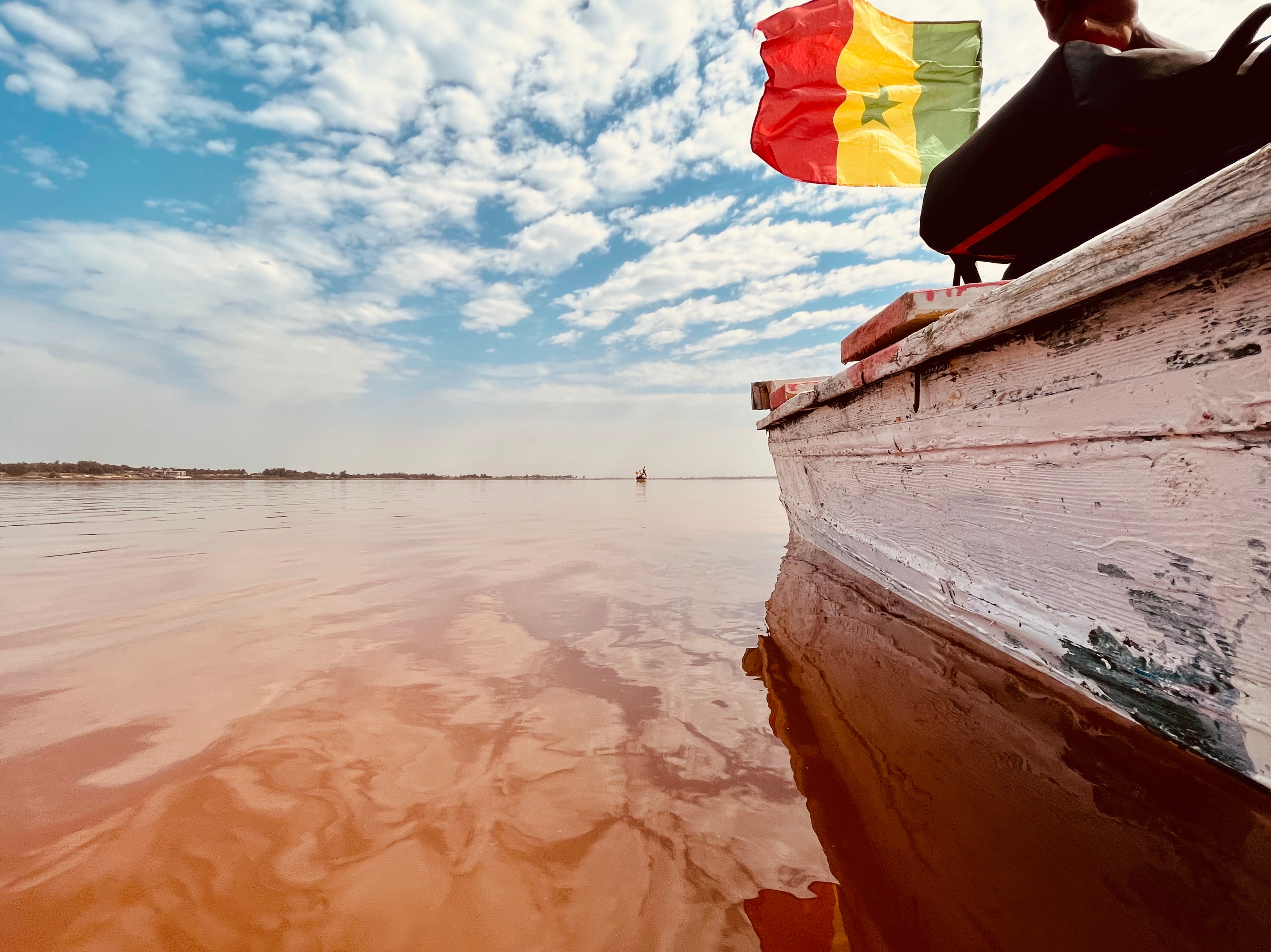 Pirogue traditionnelle sur le lac rose au sénégal